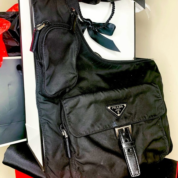 Prada purse - Picture 2 of 8